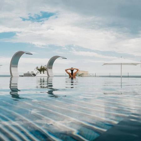 J44 Lifestyle Hotel Lido di Jesolo Luaran gambar Infinity pool at the hotel