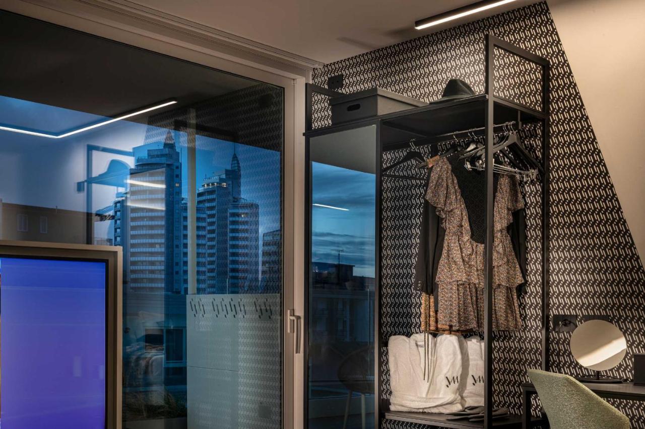 J44 Lifestyle Hotel Lido di Jesolo Luaran gambar A wardrobe lift