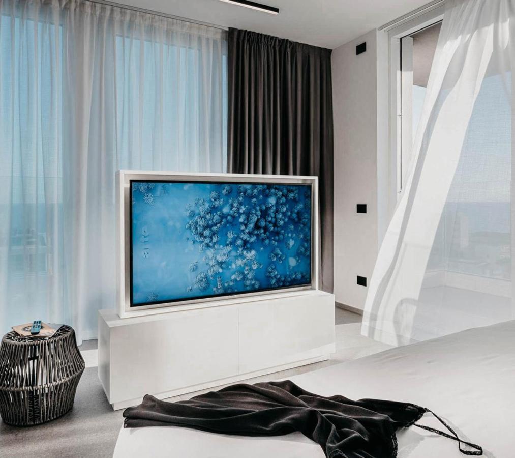 J44 Lifestyle Hotel Lido di Jesolo Luaran gambar A hidden television