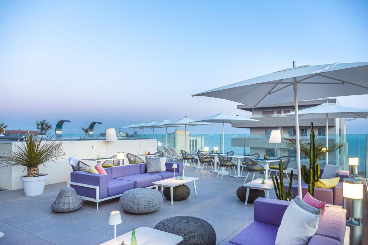 J44 Lifestyle Hotel Lido di Jesolo Luaran gambar The rooftop bar at the hotel