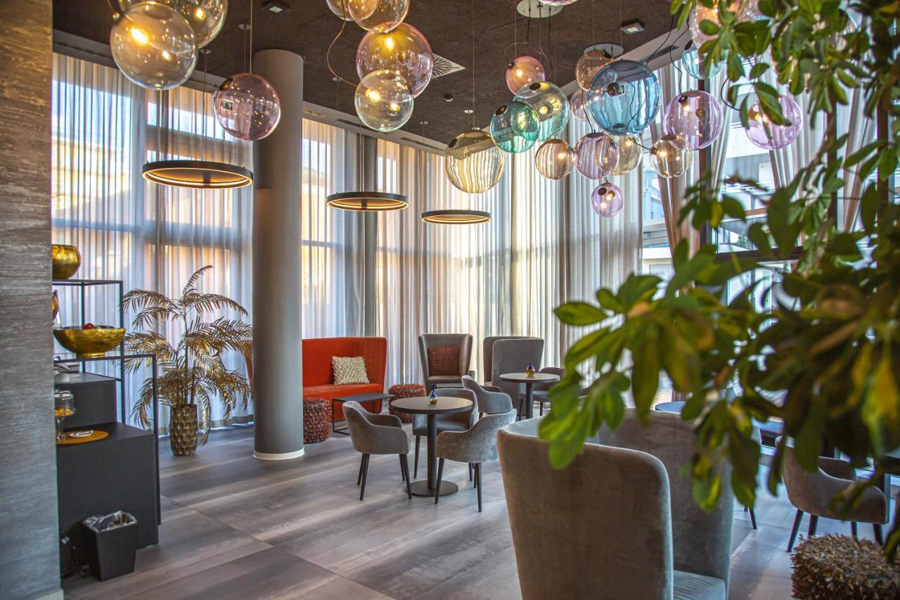 J44 Lifestyle Hotel Lido di Jesolo Luaran gambar The lounge at the airport