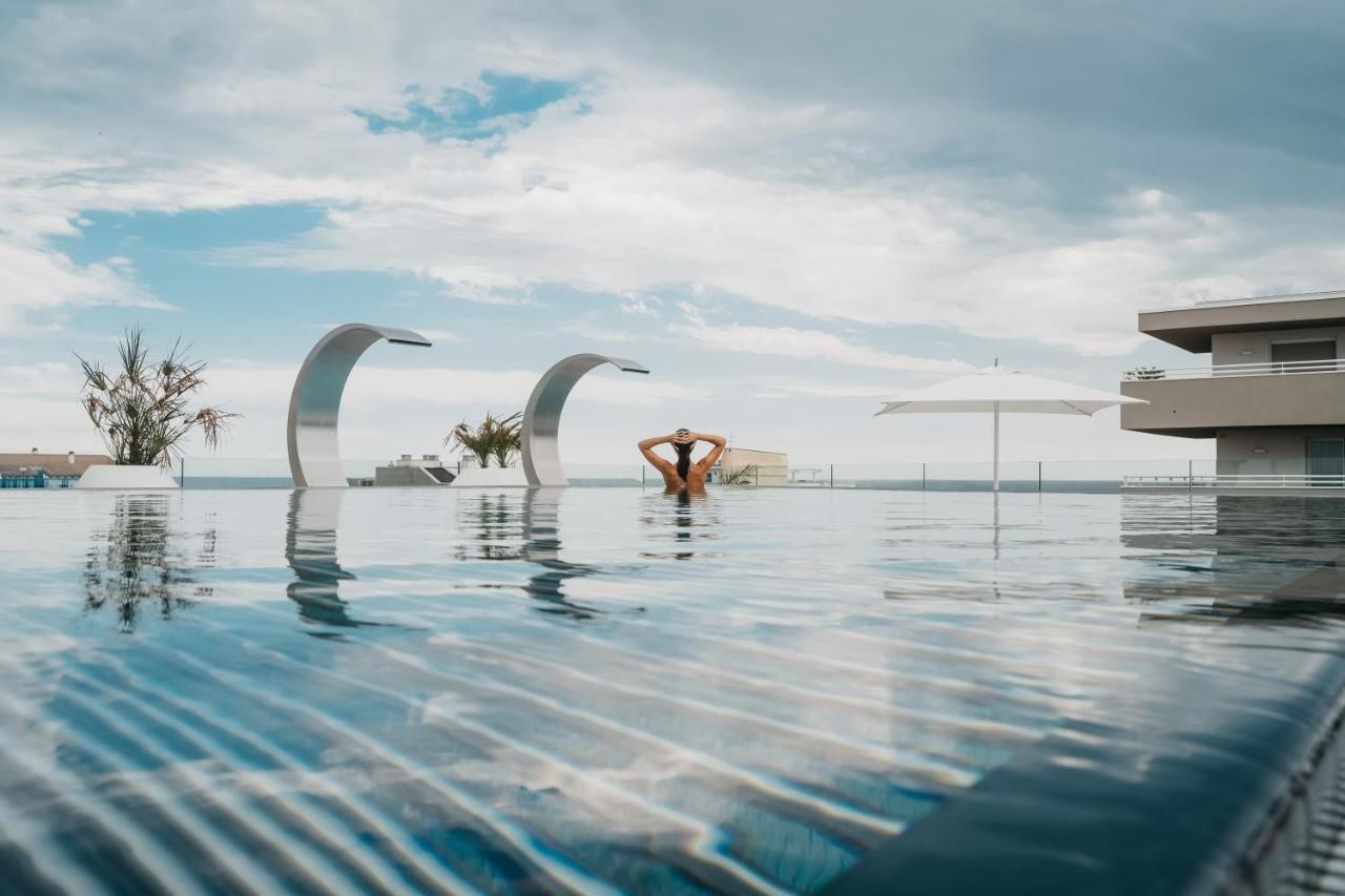 J44 Lifestyle Hotel Lido di Jesolo Luaran gambar Infinity pool at the hotel