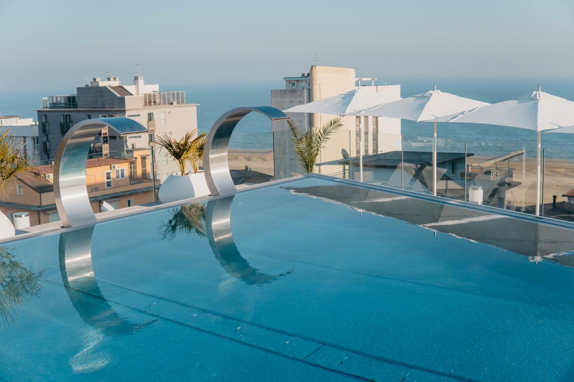 J44 Lifestyle Hotel Lido di Jesolo Luaran gambar The rooftop pool at the hotel