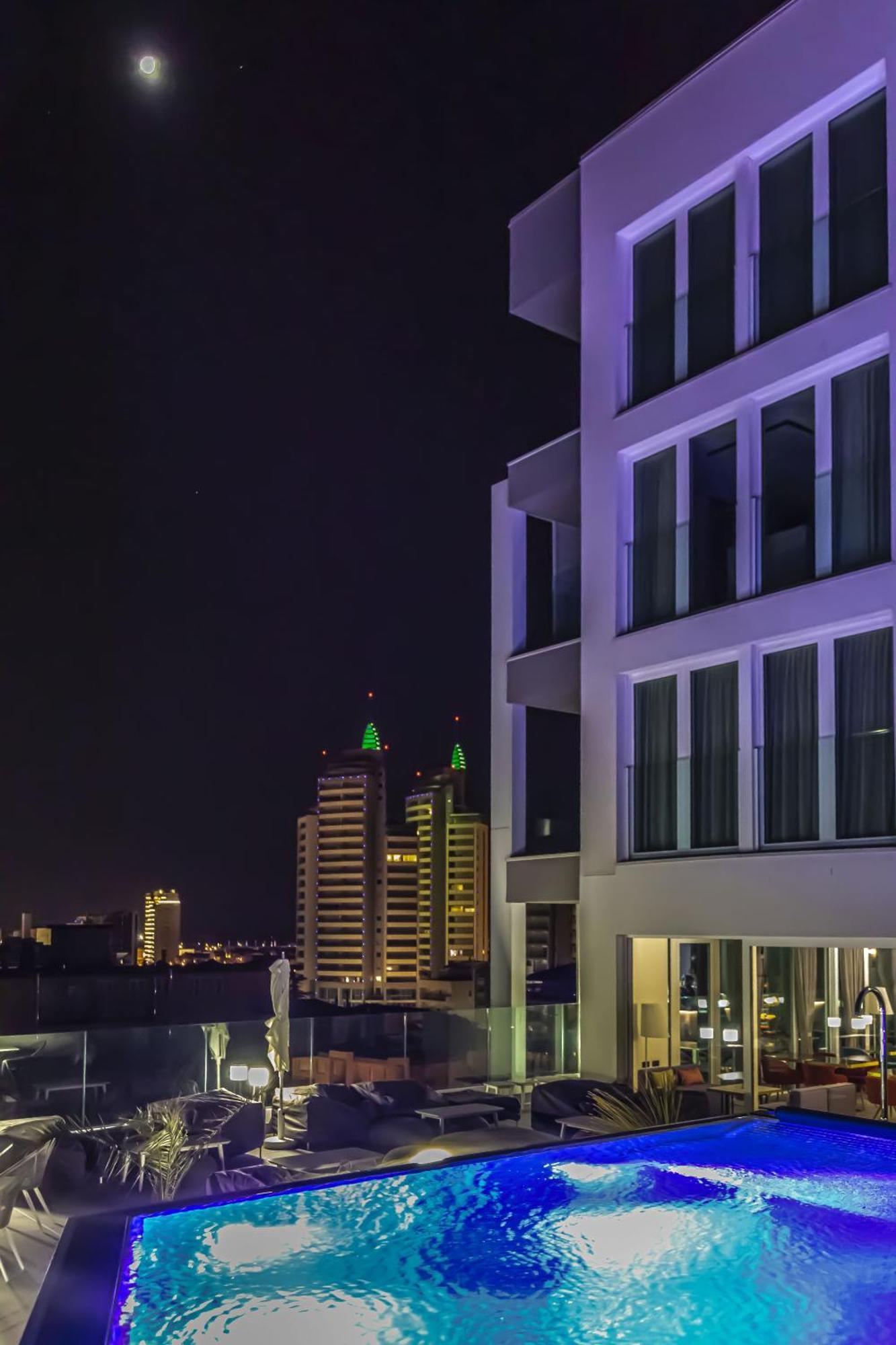 J44 Lifestyle Hotel Lido di Jesolo Luaran gambar The hotel at night