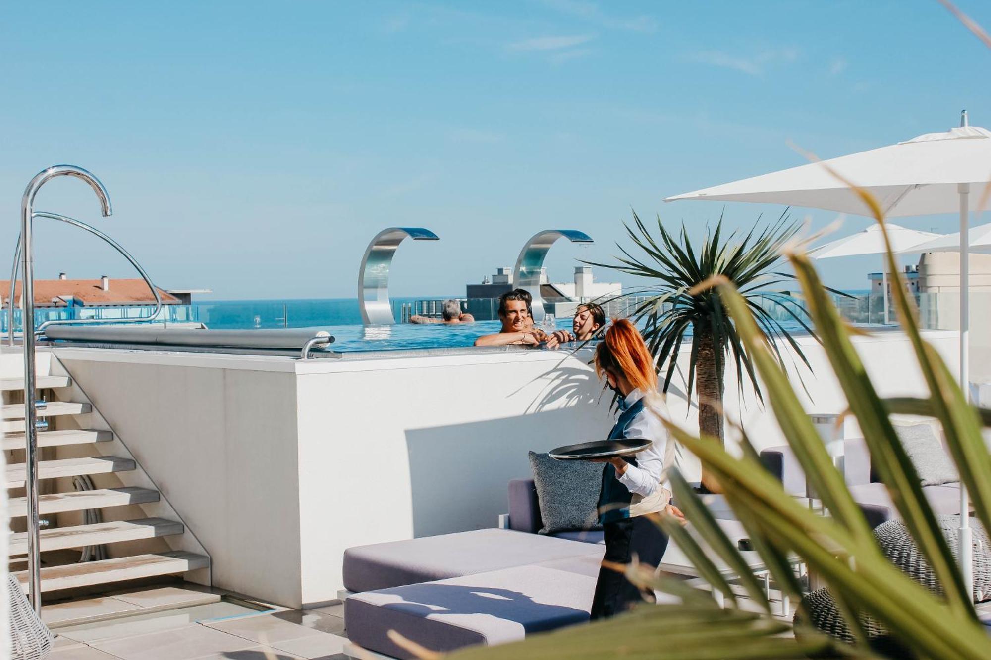 J44 Lifestyle Hotel Lido di Jesolo Luaran gambar Rooftop pool at the Hotel