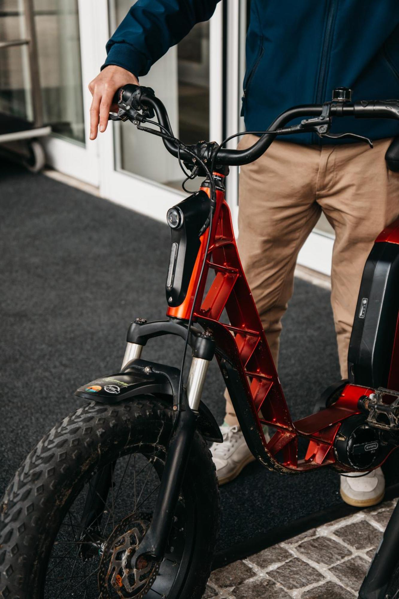 J44 Lifestyle Hotel Lido di Jesolo Luaran gambar A bicycle lock
