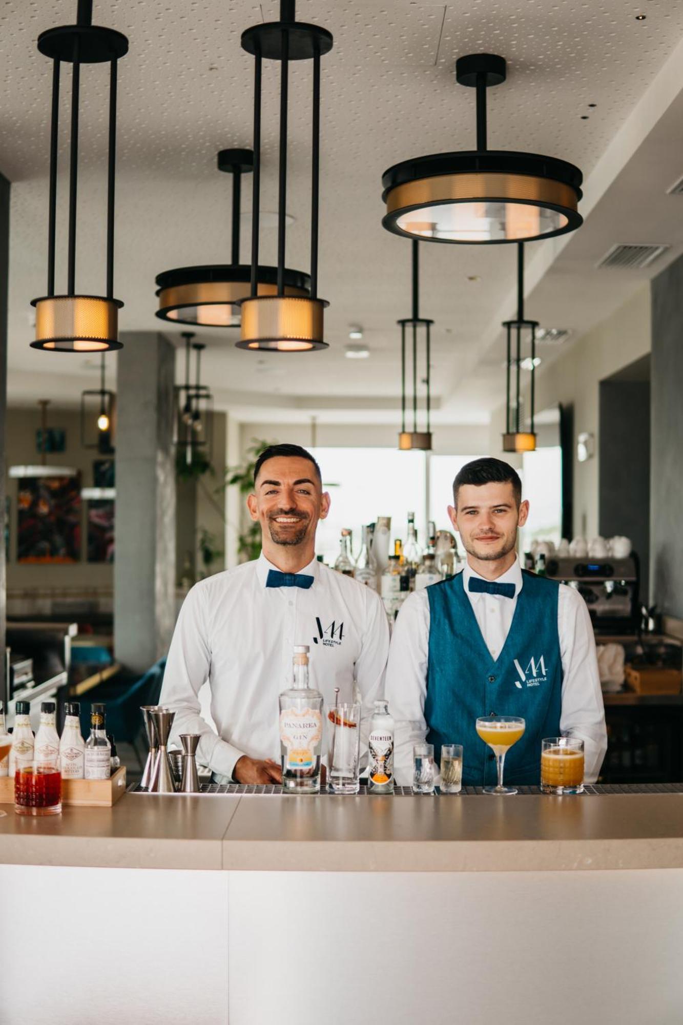 J44 Lifestyle Hotel Lido di Jesolo Luaran gambar The bar at the MÖVENPICK Hotel in Belgrade